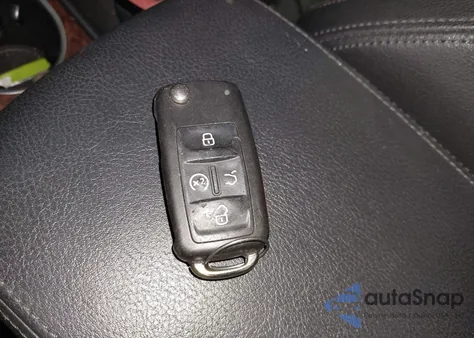 2013 Volkswagen Passat 2.5L Sel Premium z USA, uszkodzony, nr VIN 1VWCP7A38DC069045